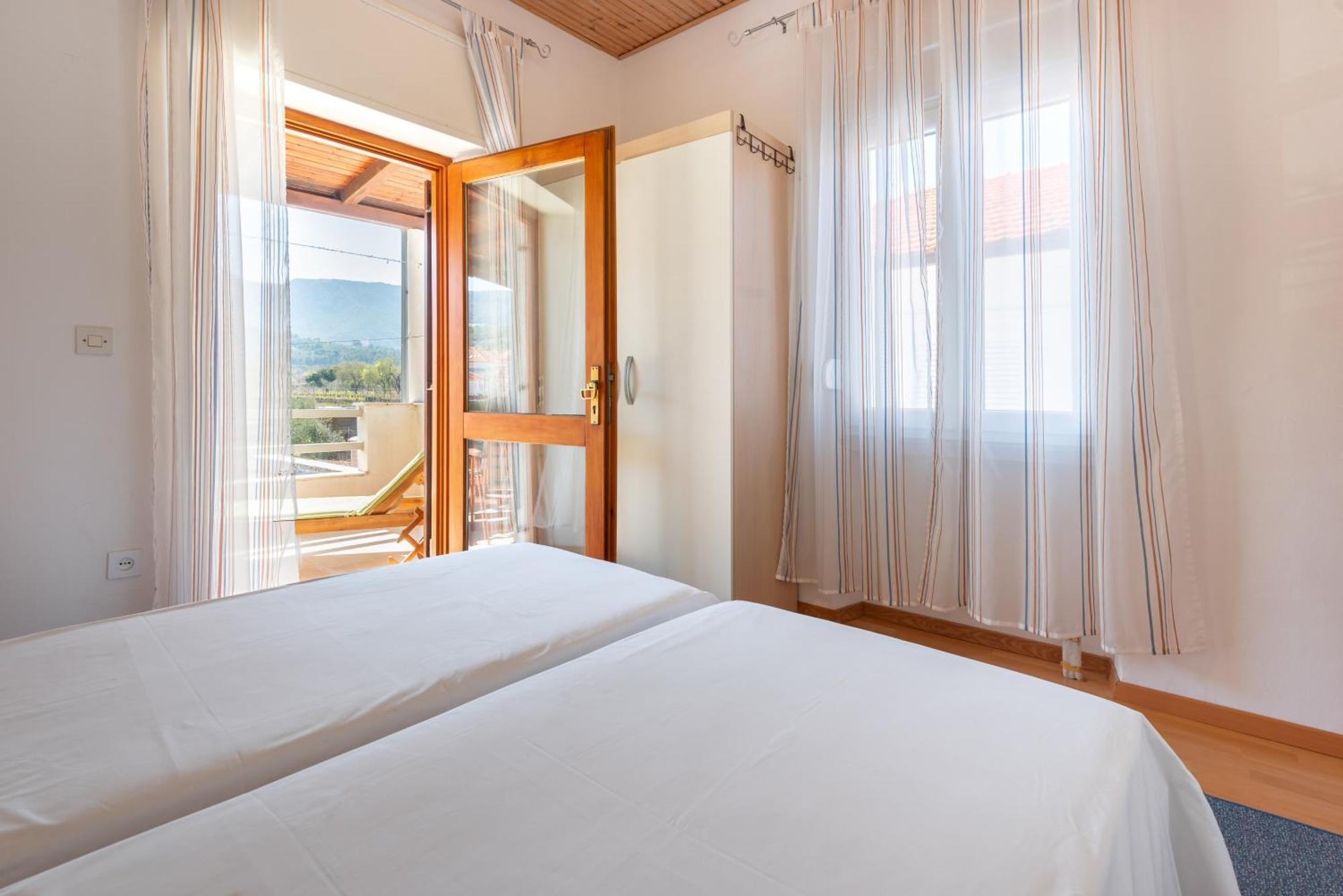 Apartments By The Sea Jelsa, Hvar - 11319 Елса Номер фото